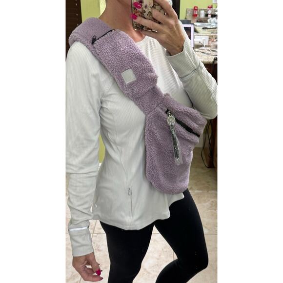Free People NWT Overachiever Sherpa Messenger Crossbody Bag Lavender purple - Picture 4 of 8